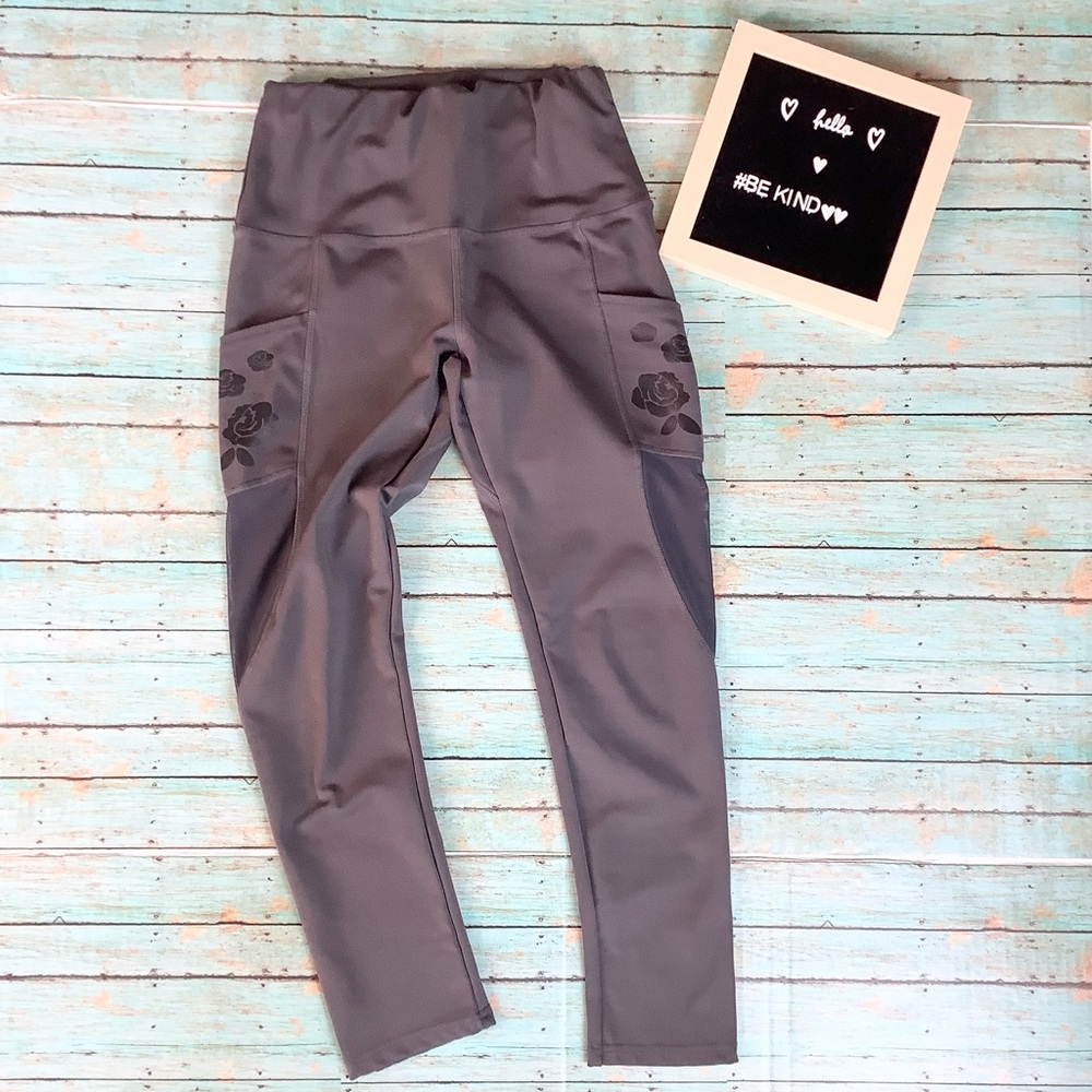 Amazon leggings, great quality gray w rose detail 2 pockets fits s/m 3/4 length